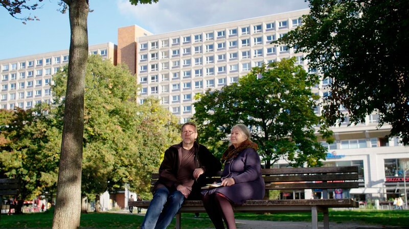 Helga Schubert mit ihrem Sohn in Berlin, wo sie früher zusammen lebten.; NDR Fernsehen SONNTAGSKIND, „Das Leben der Helga Schubert“, am Donnerstag (03.10.24) um 13:00 Uhr. Helga Schubert mit ihrem Sohn in Berlin, wo sie früher zusammen lebten. © NDR/RABAUKE Filmproduktion, honorarfrei – Verwendung gemäß der AGB im engen inhaltlichen, redaktionellen Zusammenhang mit genannter NDR-Sendung und bei Nennung „Bild: NDR/RABAUKE Filmproduktion“ (S2). NDR Presse und Information/Fotoredaktion, Tel: 040/4156–2333 oder -2305, pressefoto@ndr.de – Bild: NDR/RABAUKE Filmproduktion Helga Schubert mit ihrem Sohn in Berlin, wo sie früher zusammen lebten.; NDR Fernsehen SONNTAGSKIND, „Das Leben der Helga Schubert“, am Donnerstag (03.10.24) um 13:00 Uhr. Helga Schubert mit ihrem Sohn in Berlin, wo sie früher zusammen lebten. © NDR/RABAUKE Filmproduktion, honorarfrei – Verwendung gemäß der AGB im engen inhaltlichen, redaktionellen Zusammenhang mit genannter NDR-Sendung und bei Nennung „Bild: NDR/RABAUKE Filmproduktion“ (S2). NDR Presse und Information/Fotoredaktion, Tel: 040/4156–2333 oder -2305, pressefoto@ndr.de – Bild: NDR/RABAUKE Filmproduktion