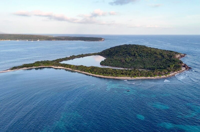 Die zu Puerto Rico gehörende Karibikinsel Vieques war ein halbes Jahrhundert lang Schauplatz eines wenig friedlichen Spektakels, das bis heute seine Spuren hinterlassen hat. – Bild: Elephant Doc