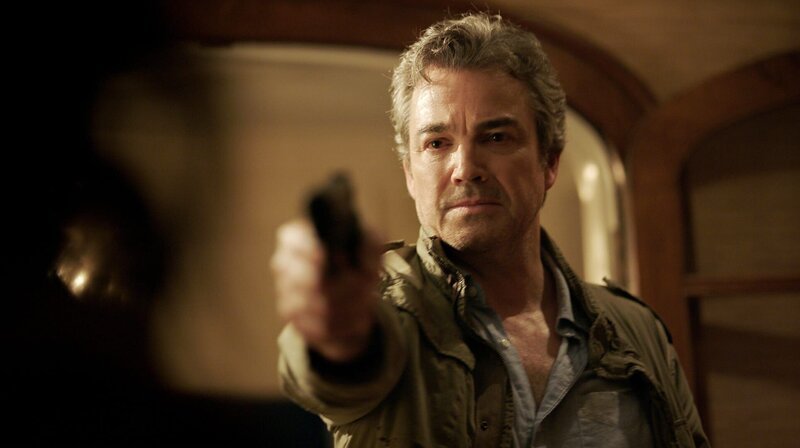 Detective Harper (Jon Tenney) muss seine Familie verteidigen.; ARD Degeto I SEE YOU: DAS BÖSE IST NÄHER ALS DU DENKST, am Freitag (25.10.24) um 01:20 Uhr im ERSTEN. Detective Harper (Jon Tenney) muss seine Familie verteidigen. © ARD Degeto/​capelight picturescapelight pictures, honorarfrei – Verwendung gemäß der AGB im engen inhaltlichen, redaktionellen Zusammenhang mit genannter Degeto-Sendung und bei Nennung „Bild: ARD Degeto/​capelight picturescapelight pictures“ (S2+). ARD Degeto/​Programmplanung und Presse, Tel: 069/​1509–335, degeto-presse@degeto.de – Bild: ARD Degeto/​capelight pictures