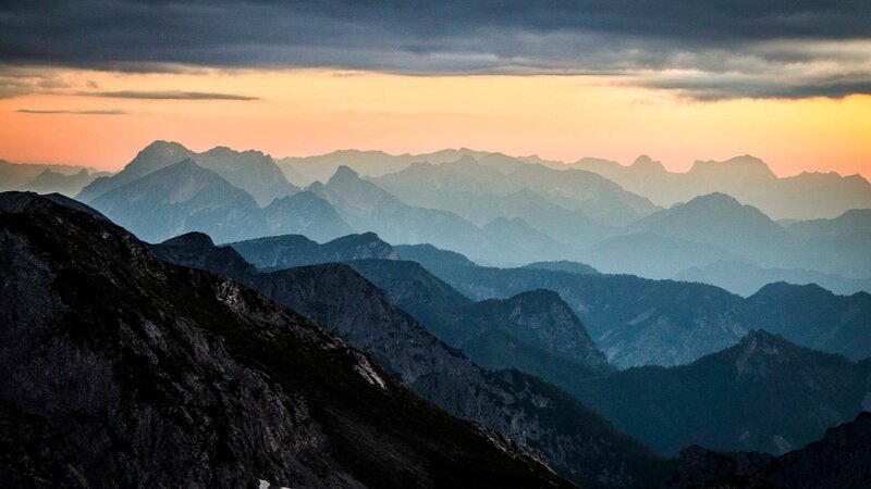 Blick vom Hochschwab Richtung Westen bei Sonnenuntergang – Bild: Bergblick