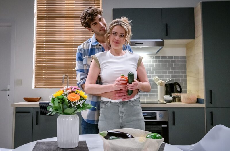 Greta (Laura Osswald, vorne) muss ihre Frisur vor Noah (Christopher Jan Busse, hinten) retten, da das Shooting verschoben wurde. – Bild: ARD/​WDR/​Christof Arnold