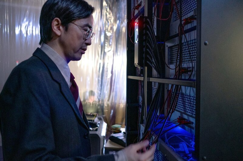 PC (Orion Lee) vor seiner Erfindung: dem Supercomputer „Deep Blue“. – Bild: Leo Pinter