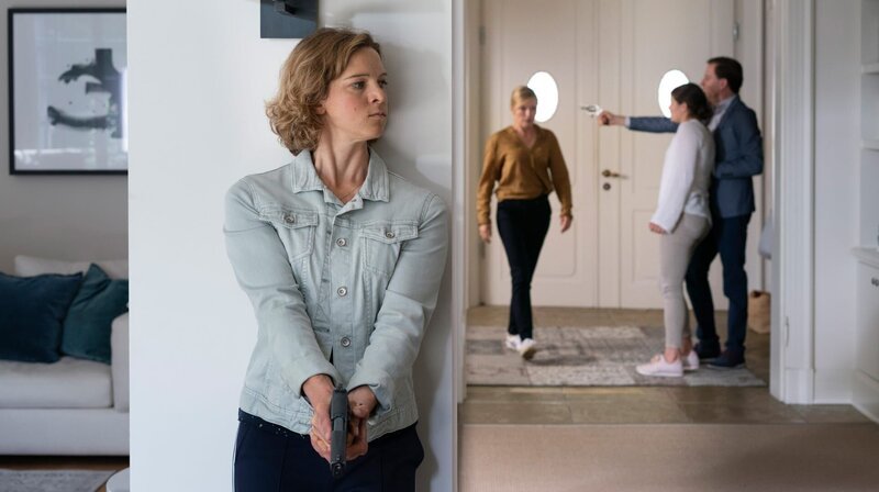Hanno Bach bedroht Svenja und Frauke Vetter mit einem Revolver. Tomke Jennsen wartet auf eine Gelegenheit einzugreifen. – Bild: ARD/​Georges Pauly