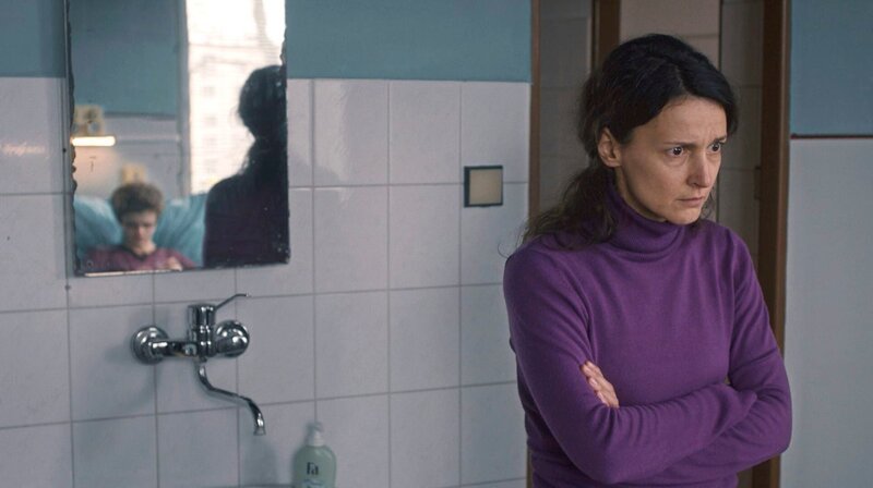Als ihr Sohn Igor (Gleb Kuchuk, im Spiegel) im Krankenhaus aufwacht, wird Irina (Vita Smachelyuk) nach und nach mit der Wahrheit über den Vorfall konfrontiert.; MDR FERNSEHEN KINO AUS OSTEUROPA: VICTIM, am Mittwoch (23.10.24) um 01:15 Uhr. Ab 17.10.2024 in der ARD-Mediathek. Als ihr Sohn Igor (Gleb Kuchuk, im Spiegel) im Krankenhaus aufwacht, wird Irina (Vita Smachelyuk) nach und nach mit der Wahrheit über den Vorfall konfrontiert. © MDR/Adam Mach, honorarfrei – Verwendung gemäß der AGB im engen inhaltlichen, redaktionellen Zusammenhang mit genannter MDR-Sendung bei Nennung „Bild: MDR/Adam Mach“ (S2+). MDR/HA Kommunikation, 04360 Leipzig, Tel: (0341) 300 6477 oder – 6463 – Bild: MDR/Adam Mach Als ihr Sohn Igor (Gleb Kuchuk, im Spiegel) im Krankenhaus aufwacht, wird Irina (Vita Smachelyuk) nach und nach mit der Wahrheit über den Vorfall konfrontiert.; MDR FERNSEHEN KINO AUS OSTEUROPA: VICTIM, am Mittwoch (23.10.24) um 01:15 Uhr. Ab 17.10.2024 in der ARD-Mediathek. Als ihr Sohn Igor (Gleb Kuchuk, im Spiegel) im Krankenhaus aufwacht, wird Irina (Vita Smachelyuk) nach und nach mit der Wahrheit über den Vorfall konfrontiert. © MDR/Adam Mach, honorarfrei – Verwendung gemäß der AGB im engen inhaltlichen, redaktionellen Zusammenhang mit genannter MDR-Sendung bei Nennung „Bild: MDR/Adam Mach“ (S2+). MDR/HA Kommunikation, 04360 Leipzig, Tel: (0341) 300 6477 oder – 6463 – Bild: MDR/Adam Mach