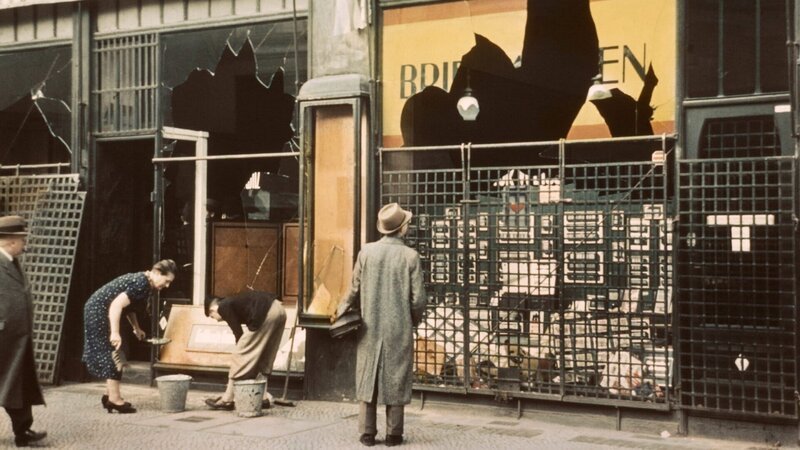 Nach der Kristallnacht, 1938. – Bild: ZDF und RMN