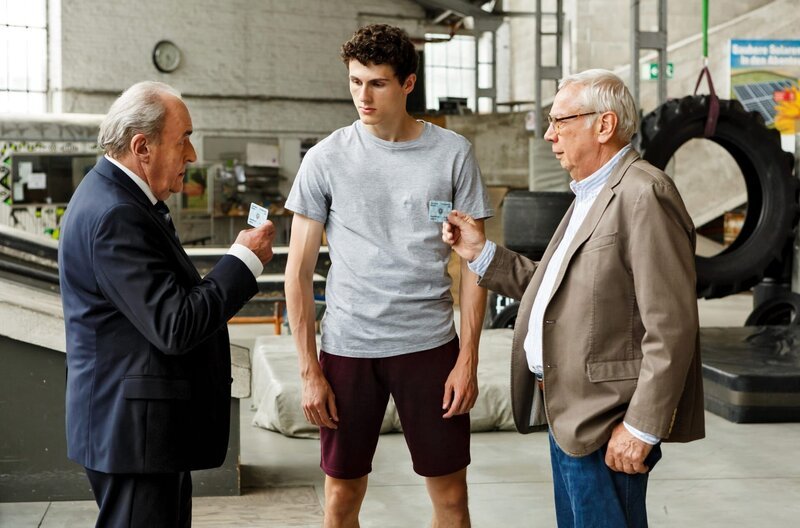 Plocher (Michael Prelle, l.) und Günther (Peter Lerchbäumer, r.) stellen sich Till Rosen (Patrick Peters, M.) vor und zeigen ihre Dienstausweise. – Bild: ARD/​Kai Schulz