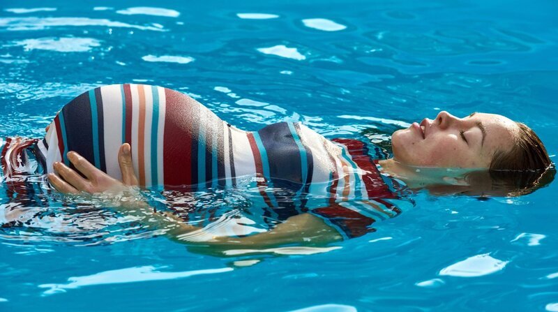 Babybauch statt Party-Time: Ella (Tijan Marei) ist schwanger. – Bild: ZDF und ARD Degeto/​Reiner Bajo.