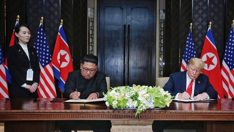 Kim Yo-jong begleitet ihren Bruder Kim Jong-un bei seinem Treffen mit dem damaligen US-Präsidenten Donald Trump. – Bild: ZDF und Imago, ZUMA Wire