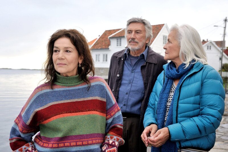 Johanna (Hannelore Elsner, links) lernt Sigruns (Hildegard Schmahl) Ehemann Erik (Christian Brückner) kennen. – Bild: rbb/​Degeto/​Hardy Spitz