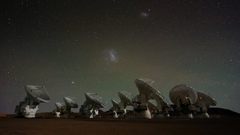 Mit gigantischen Teleskopen suchen Wissenschaftler den Kosmos ab, auf der Suche nach Hinweisen auf Leben. – Bild: Point du Jour – france.tv studio – CNRS Images