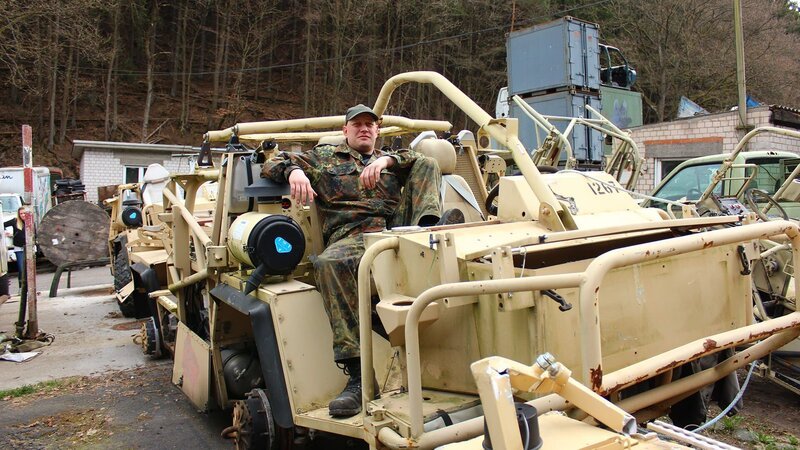 Ingo in Jackal Type 21. – Bild: DMAX