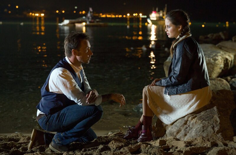 Jan (Lucas Gregorowicz) hat bei seiner Tochter Mia (Bianca Nawrath) einiges gutzumachen. – Bild: ARD Degeto/Daniela Incoronato/ZDF Jan (Lucas Gregorowicz) hat bei seiner Tochter Mia (Bianca Nawrath) einiges gutzumachen. – Bild: ARD Degeto/Daniela Incoronato/ZDF