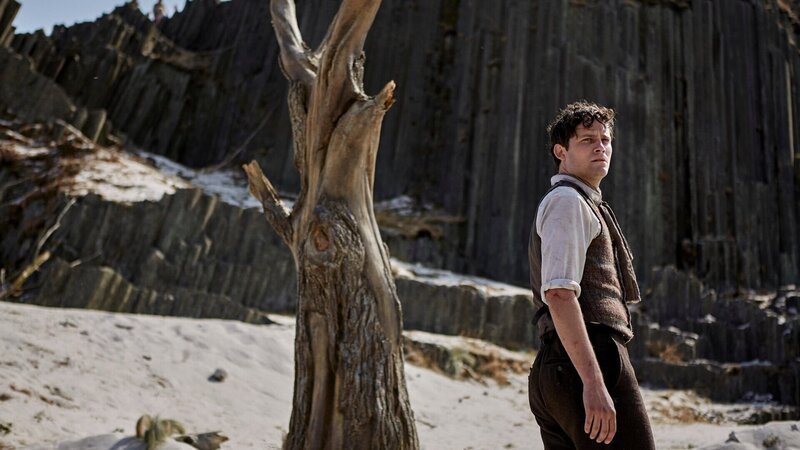 Urban (Michael Balcar) ist auf die Spitze des Schicksalsbergs geklettert. Was wird ihn dort oben erwarten? Und warum wollte die missgünstige Lichoradka unbedingt, dass er das macht? Es könnte eine Falle sein. – Bild: ZDF und Zuzana Panská /​ Evolution Films