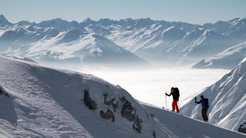Wandern auf einem verschneiten Berg. – Bild: Bergblick
