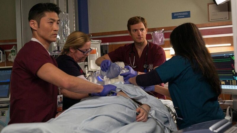 Ethan Choi (Brian Tee, l.), Dr. Will Halstead (Nick Gehlfuss, 2.v.r.) Die Verwendung des sendungsbezogenen Materials ist nur mit dem Hinweis und Verlinkung auf TVNOW gestattet. – Bild: port.hu