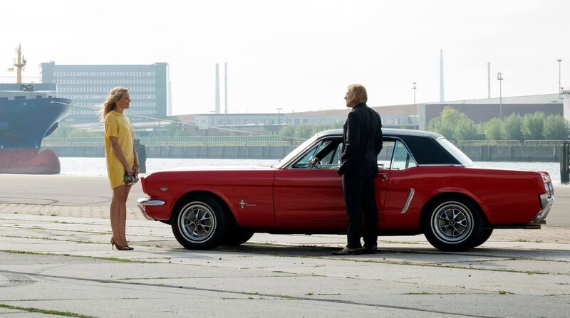 Piet (Heino Ferch) spielt Veronika (Tanja Wedhorn) den Erfolgstyp vor und holt sie ab. – Bild: ZDF und ARD Degeto/Christine Schröder. Piet (Heino Ferch) spielt Veronika (Tanja Wedhorn) den Erfolgstyp vor und holt sie ab. – Bild: ZDF und ARD Degeto/Christine Schröder.