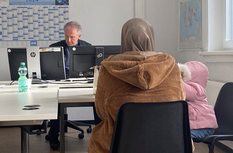Beim Bundesamt für Migration und Flüchtlinge in Gießen: Peter Gärtner, einer der Entscheider beim BamF, im Gespräch mit einer Flüchtlingsfrau und ihrer Tochter aus Somalia.; hr-fernsehen HESSEN UND DIE FLÜCHTLINGE – WIE GEHT DAS?, Ein Film von Dominik Nourney, am Sonntag (27.10.24) um 17:45 Uhr. Beim Bundesamt für Migration und Flüchtlinge in Gießen: Peter Gärtner, einer der Entscheider beim BamF, im Gespräch mit einer Flüchtlingsfrau und ihrer Tochter aus Somalia. © HR/​Dominik Nourney, honorarfrei – Verwendung gemäß der AGB im engen inhaltlichen, redaktionellen Zusammenhang mit genannter HR-Sendung bei Nennung „Bild: HR/​Dominik Nourney“ (S2). HR/​Pressestelle, Tel: 069/​155–4954 – Bild: HR/​Dominik Nourney