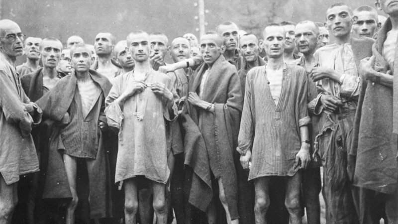 Häftlinge des KZs Ebensee nach ihrer Befreiung. – Bild: ZDF und National Archives