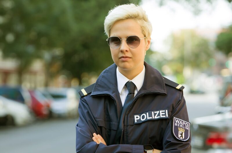 Kommissars-Anwärterin Marlene Weber (Oska Melina Borcherding). – Bild: ARD/​Daniela Incoronato