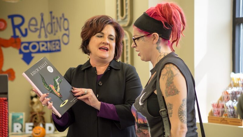 Tania and Woman looking at a different book in the store. – Bild: Discovery Communications, LLC