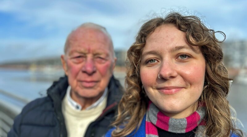 Jördis Krey, Studentin aus Bremen, mit ihrem Großvater Dieter Eck – von hier aus beginnt sein Aufbruch in die weite Welt.; MDR FERNSEHEN 1949 IN OST UND WEST – ZWEI FAMILIEN UND IHRE TRÄUME, am Dienstag (08.10.24) um 22:10 Uhr. Jördis Krey, Studentin aus Bremen, mit ihrem Großvater Dieter Eck – von hier aus beginnt sein Aufbruch in die weite Welt. © MDR/Radio Bremen/Kinescope, honorarfrei – Verwendung gemäß der AGB im engen inhaltlichen, redaktionellen Zusammenhang mit genannter MDR-Sendung bei Nennung „Bild: MDR/Radio Bremen/Kinescope“ (S2). MDR/HA Kommunikation, 04360 Leipzig, Tel: (0341) 300 6477 oder – 6463 – Bild: MDR/Radio Bremen/Kinescope Jördis Krey, Studentin aus Bremen, mit ihrem Großvater Dieter Eck – von hier aus beginnt sein Aufbruch in die weite Welt.; MDR FERNSEHEN 1949 IN OST UND WEST – ZWEI FAMILIEN UND IHRE TRÄUME, am Dienstag (08.10.24) um 22:10 Uhr. Jördis Krey, Studentin aus Bremen, mit ihrem Großvater Dieter Eck – von hier aus beginnt sein Aufbruch in die weite Welt. © MDR/Radio Bremen/Kinescope, honorarfrei – Verwendung gemäß der AGB im engen inhaltlichen, redaktionellen Zusammenhang mit genannter MDR-Sendung bei Nennung „Bild: MDR/Radio Bremen/Kinescope“ (S2). MDR/HA Kommunikation, 04360 Leipzig, Tel: (0341) 300 6477 oder – 6463 – Bild: MDR/Radio Bremen/Kinescope