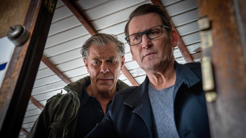 Lars (Ingo Naujoks, l.) und Finn (Sven Martinek, r.) wissen nicht, was sie auf dem Boot erwartet. – Bild: ARD/​Georges Pauly