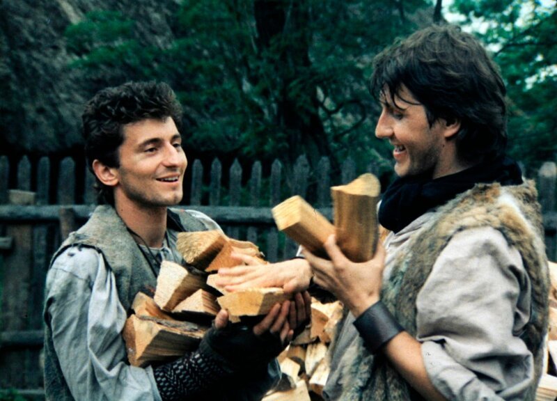 Auf seiner Reise lernt der gutmütige Ondra (Ján Kroner, rechts) den Herumtreiber Ferko (Ondřej Vetchý, links) kennen, der sich ihm anschließt. – Bild: MDR/Národní filmový archive Auf seiner Reise lernt der gutmütige Ondra (Ján Kroner, rechts) den Herumtreiber Ferko (Ondřej Vetchý, links) kennen, der sich ihm anschließt. – Bild: MDR/Národní filmový archive