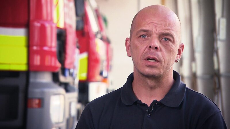 Mitglieder der Freiwilligen Feuerwehr und hauptamtliche Mitarbeiter nehmen gemeinsam den Kampf gegen die Flammen auf. – Bild: DMAX