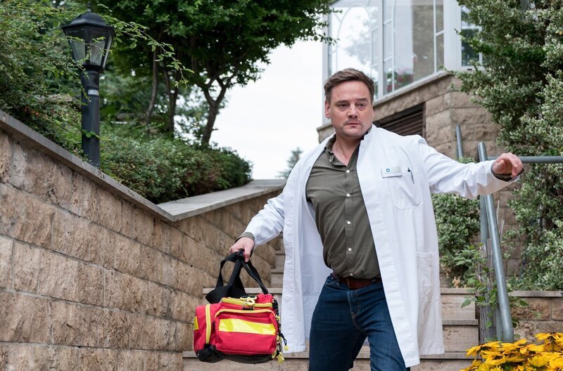 Dr. Lindner eilt einer gestürzten Frau zu Hilfe. – Bild: ARD/​Jens-Ulrich Koch