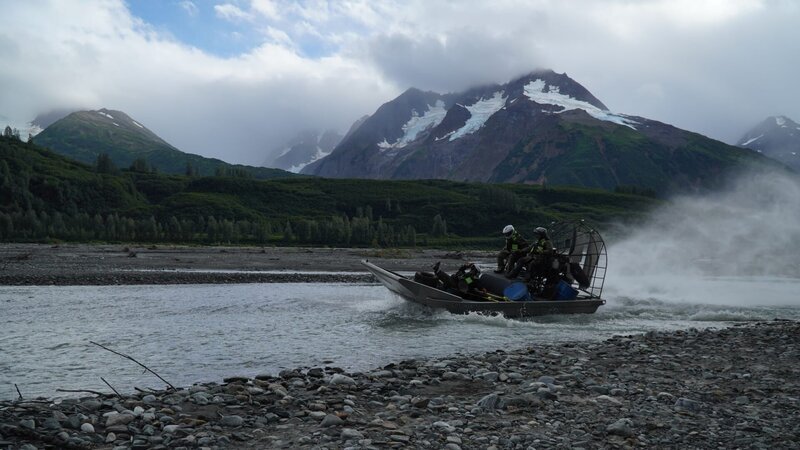 Dustin Hurt, Carlos Minor and Paul Richardson travelling down the Tsirku River in the airboat. – Bild: Warner Bros. Discovery, Inc.