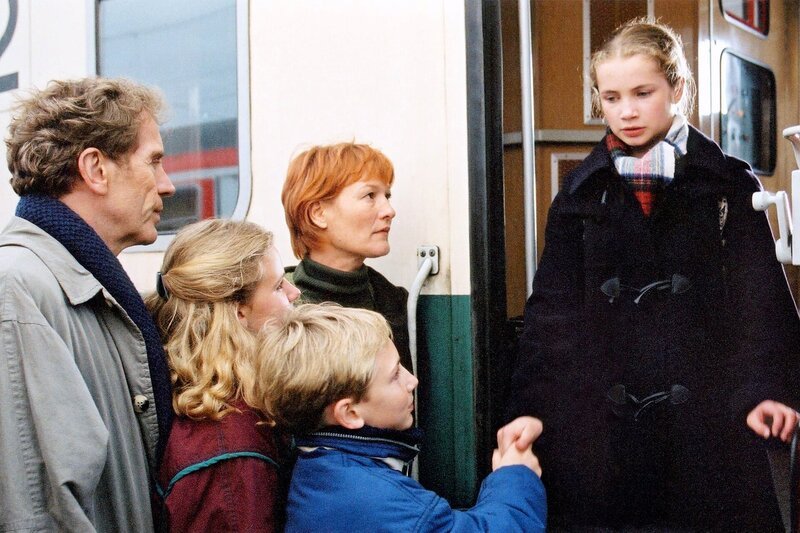 Familie Wollmann verabschiedet Lilly (Cornelia Gröschel, r) – Bild: MDR Familie Wollmann verabschiedet Lilly (Cornelia Gröschel, r) – Bild: MDR