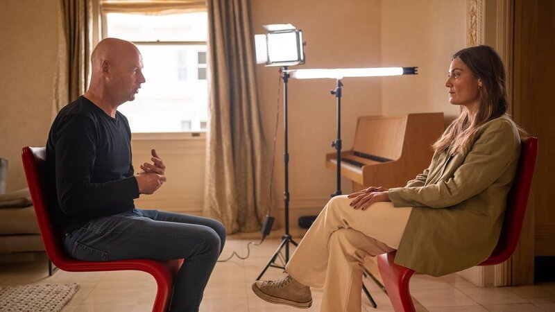 Sebastian Thrun (l.) im Gespräch mit der „ZDF-Spur“-Reporterin Greta Buschhaus. Thrun wird als der geistige Vater von Künstlicher Intelligenz bezeichnet und kennt die KI-Branche in- und auswendig. Er lebt in den USA und ist ein guter Freund von Sam Altman. ChaptGPT sieht Sebastian Thrun als große Chance: „Die Entwicklung der letzten 150 Jahren wird es in den nächsten zehn Jahren geben und es wird alle von uns betreffen“. – Bild: Benjamin Kahlmeyer /​ ZDF