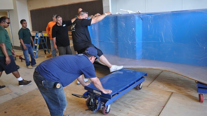 The install crew getting the tank into place. – Bild: Animal Planet /​ Discovery Communications
