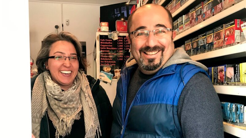 Hüseyin und Nesrin Yilmaz – führen als Ehepaar einen Kiosk. (Weitere Bilder auf Anfrage) – Bild: NDR/Frank Baebenroth Hüseyin und Nesrin Yilmaz – führen als Ehepaar einen Kiosk. (Weitere Bilder auf Anfrage) – Bild: NDR/Frank Baebenroth