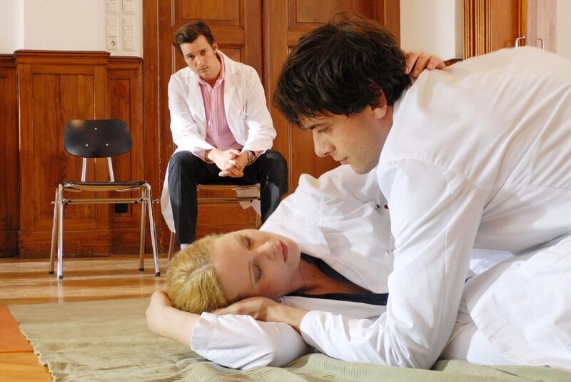 Beim Erste-Hilfe-Kurs beobachtet Dr. Marc Meier (Florian David Fitz) sehr genau, wie Dr. Mehdi Kaan (Kai Schumann) Gretchen (Diana Amft) ein bisschen zu zärtlich in die stabile Seitenlage legt. – Bild: RTL /​ Reiner Bajo