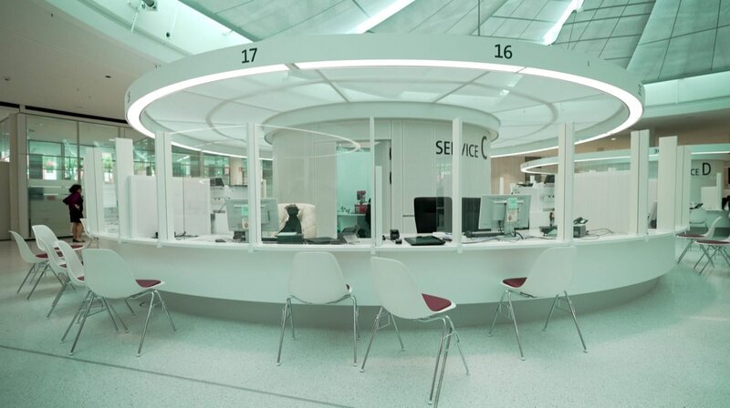 Das Bürgeramt in Freiburg – sieht so die Behörde der Zukunft aus?; SWR SWR-STORY:, „Amt am Limit – Der Staat vor dem Kollaps?“, am Dienstag (22.10.24) um 20:15 Uhr im SWR. Das Bürgeramt in Freiburg – sieht so die Behörde der Zukunft aus? © SWR, honorarfrei – Verwendung gemäß der AGB im engen inhaltlichen, redaktionellen Zusammenhang mit genannter SWR-Sendung bei Nennung „Bild: SWR“ (S2). SWR Presse/​Bildkommunikation, Baden-Baden, Tel: 07221/​929⁠–⁠26868, foto@swr.de – Bild: SWR