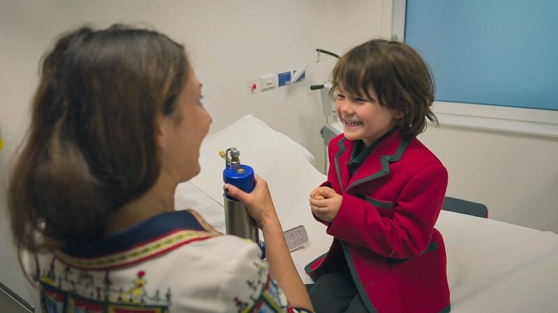 Dr Emma Craythorne talking to Parker’s brother. – Bild: Full Fat TV/​James Vivian