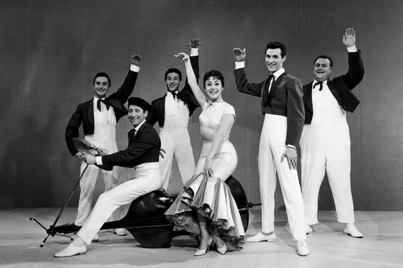 Auf der Suche nach ihrem Verlobten, einem Seemann, hat es die fesche Caterina (Caterina Valente) von Südfrankreich in die Hafenstadt Hamburg verschlagen. Dort sorgt sie in der Splendid Bar“ an der Seite von Bandleader Jacque Lehmann (Silvio Francesco, 2.v.re.) für Stimmung. Aber auch die Liebe kommt nicht zu kurz … – Bild: ZDF und CCC Auf der Suche nach ihrem Verlobten, einem Seemann, hat es die fesche Caterina (Caterina Valente) von Südfrankreich in die Hafenstadt Hamburg verschlagen. Dort sorgt sie in der Splendid Bar“ an der Seite von Bandleader Jacque Lehmann (Silvio Francesco, 2.v.re.) für Stimmung. Aber auch die Liebe kommt nicht zu kurz … – Bild: ZDF und CCC