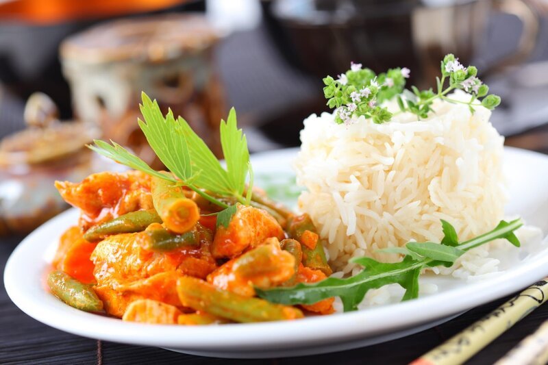 Rote Hühnercurrystreifen mit Reis und Gemüse – Bild: Depositphotos
