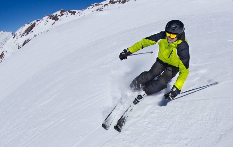 Skier in high mountains – Bild: Depositphotos /​ Lukas Gojda /​ Kesu /​ Kesu01