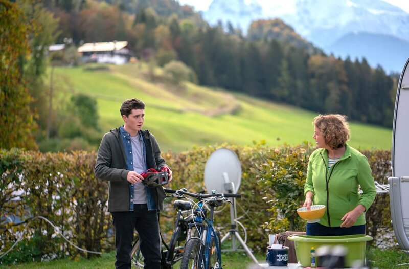 Hannes Spöck (Lukas Schmidt, r.) mit seiner Mutter Ramona Spöck (Daniela März, r.). Brandl hatte beim Hausbau der Spöcks gepfuscht: Das Holzhaus ist unbewohnbar und hausen die Spöcks nun auf einem Campingplatz. – Bild: ARD/​Lucky Bird Pictures/​Angela M. Schlabitz