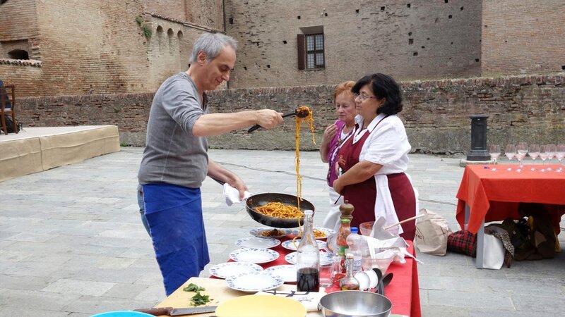 Pasta ist die liebste Vorspeise der Italiener. Hier misst sich Christian Rach beim Nudel-Wettkampf mit Köchinnen aus der Emilia Romagna. – Bild: PHOENIX/​ZDF/​Axel Lischke