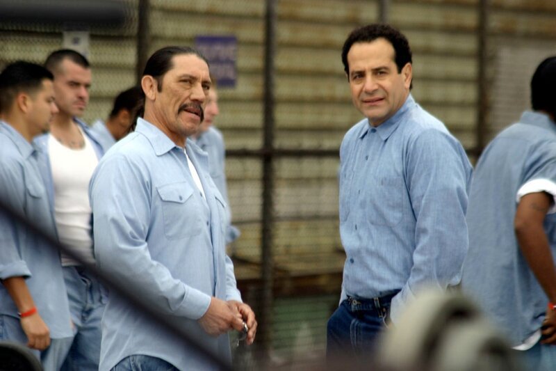 Im Gefängnis macht Mr. Monk (Tony Shalhoub) Bekanntschaft mit dem Häftling Spyder Rudner (Danny Trejo). – Bild: Turner