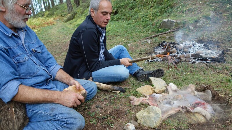 PHOENIX DIE GESCHICHTE DES ESSENS TEIL 2, „Hauptspeise“. Christian Rach testet die Zubereitung einer steinzeitlichen Suppe im Felltopf. – Bild: ZDF und Axel Lischke