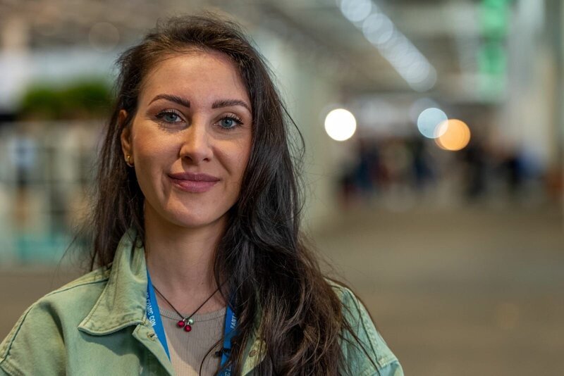 Die Content Creatorin Jasmin „Gnu“ bereut ihre Hyaluron-Eingriffe. – Bild: Paul Busse /​ BR