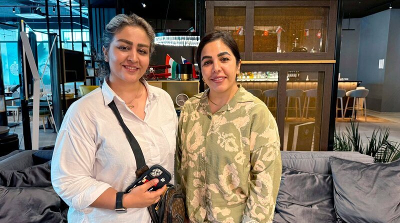Moideh und Faranak Ebrahimi; VON SCHIRAS NACH WUPPERTAL: ZWEI SCHWESTERN GEGEN DEN PFLEGENOTSTAND, Eine WDRforyou Reportage von Barndad Esmaili. – Bild: WDR/​Bamdad Esmaili