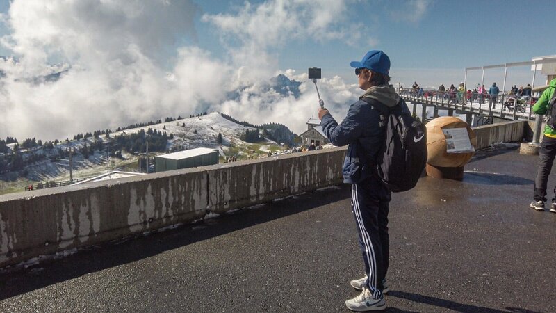 Die Eroberung der Alpen durch asiatische Besucher steht erst am Anfang. – Bild: ORF/Autentic Die Eroberung der Alpen durch asiatische Besucher steht erst am Anfang. – Bild: ORF/Autentic