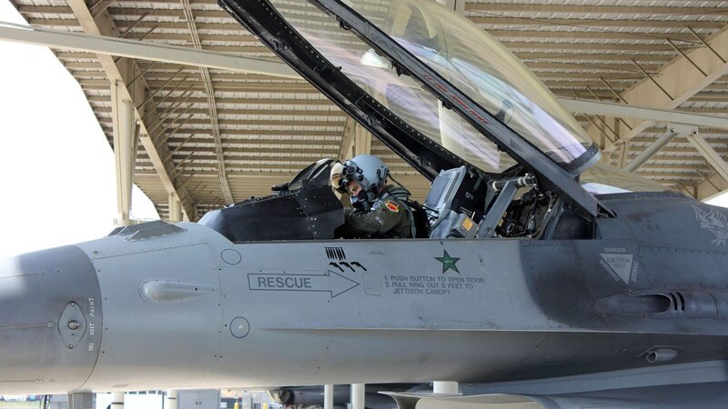 Ihren Piloten bietet die Fighting Falcon ein vergleichsweise komfortables Cockpit: Neben dem seitlich montierten Steuerknüppel und der praktischen Rundumsicht sorgt der um 30 Grad geneigte Pilotensitz für einen verbesserten Widerstand gegenüber der Zentrifugalkraft. – Bild: Off The Fence B.V.