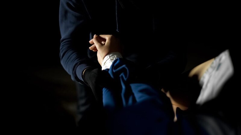 Männlicher Verbrecher öffnet Kofferraum und überprüft den Puls des weiblichen Opfers, Entführung – Bild: Depositphotos /​ motortion