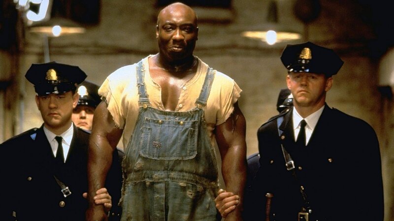 Louisiana, 1935: Im Todestrakt des Cold-Mountain-Gefängnisses warten die Häftlinge auf den elektrischen Stuhl. Eines Tages wird John Coffey (Michael Clarke Duncan, Mitte) eingeliefert, ein Berg von einem Mann, der zwei weiße Mädchen ermordet haben soll..Louisiana, 1935: Im Todestrakt des Cold-Mountain-Gefängnisses warten die Häftlinge auf den elektrischen Stuhl. Eines Tages wird John Coffey (Michael Clarke Duncan, Mitte) eingeliefert, ein Berg von einem Mann, der zwei weiĂźe Mädchen ermordet haben soll.. – Bild: RTL II Louisiana, 1935: Im Todestrakt des Cold-Mountain-Gefängnisses warten die Häftlinge auf den elektrischen Stuhl. Eines Tages wird John Coffey (Michael Clarke Duncan, Mitte) eingeliefert, ein Berg von einem Mann, der zwei weiße Mädchen ermordet haben soll..Louisiana, 1935: Im Todestrakt des Cold-Mountain-Gefängnisses warten die Häftlinge auf den elektrischen Stuhl. Eines Tages wird John Coffey (Michael Clarke Duncan, Mitte) eingeliefert, ein Berg von einem Mann, der zwei weiĂźe Mädchen ermordet haben soll.. – Bild: RTL II